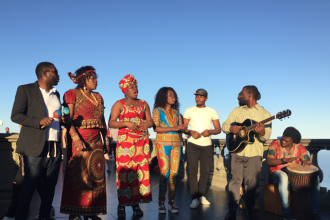 Nos dias 10 e 11 de novembro, a Banda Bomoko sobe ao palco do Sesc Avenida Paulista para dois shows gratuitos e abertos ao público. Formada por artistas em situação de refúgio, o grupo é possui integrantes do Congo e Angola, sediados no Rio de Janeiro e na Grande São Paulo. A união dos músicos se deu a partir do projeto carioca Música no Museu, e agora a banda faz sua primeira incursão em São Paulo, apresentando o repertório com canções de diversas partes da África