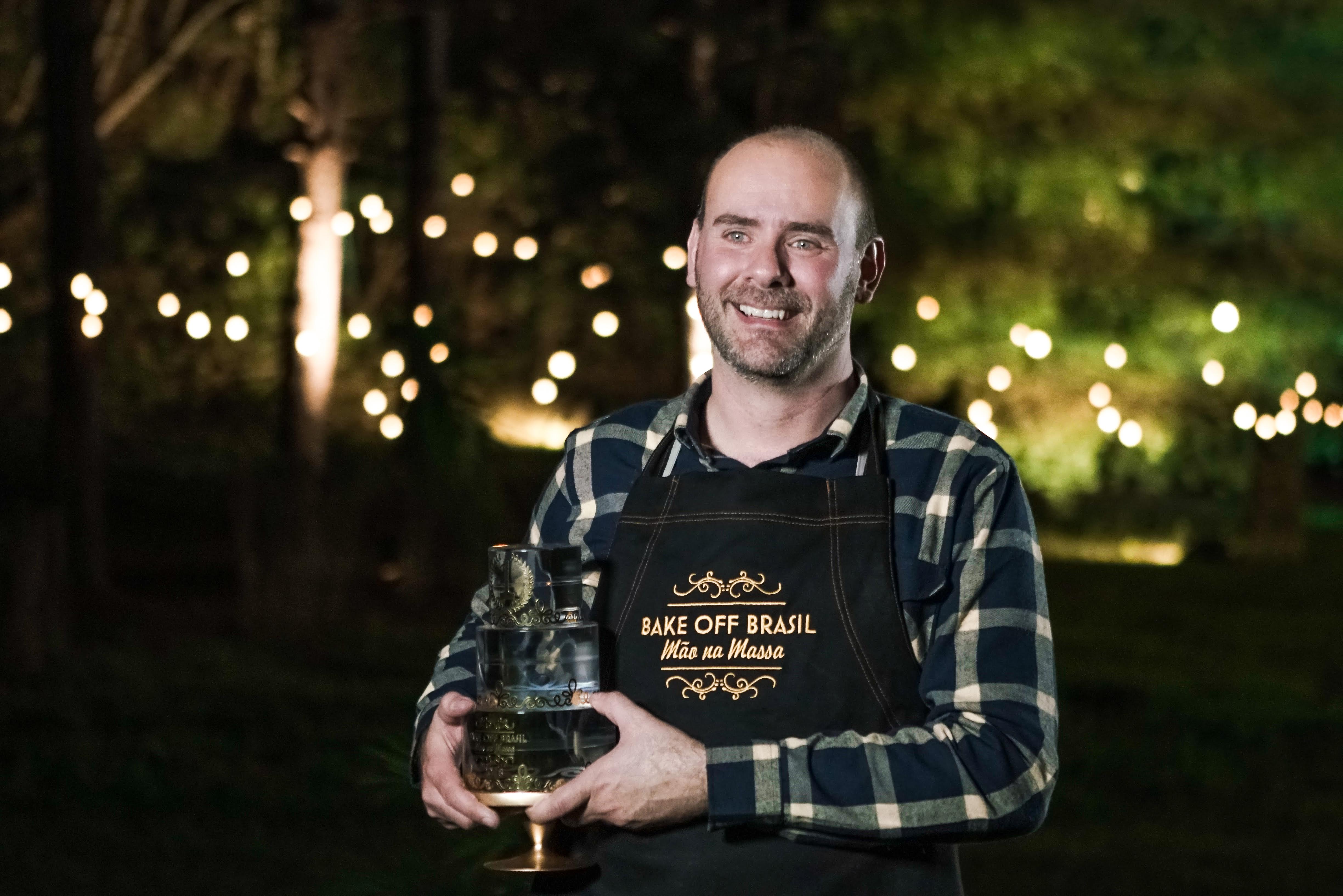 Vencedor do Bake Off Brasil do SBT, Ricardo Daudt lança livro de