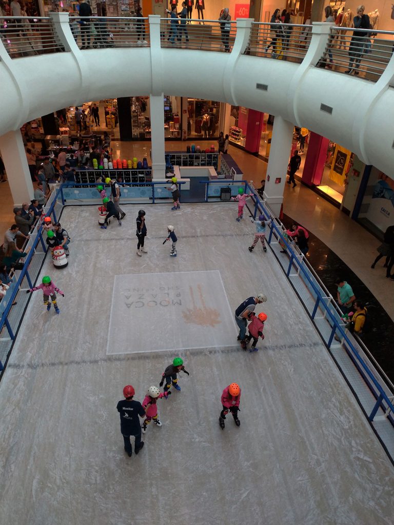 Pista de gelo chega no Mooca Plaza com apresentações de patinadores