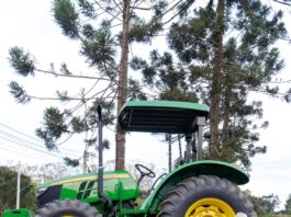 Sicredi entrega tratores em Parelheiros