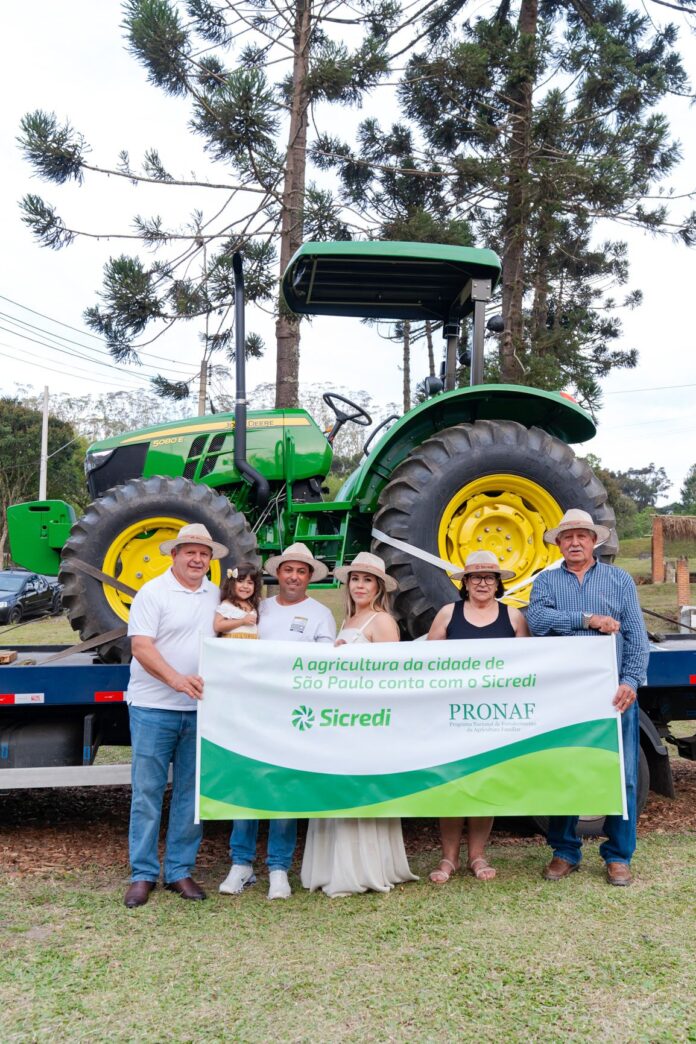 Sicredi entrega tratores em Parelheiros